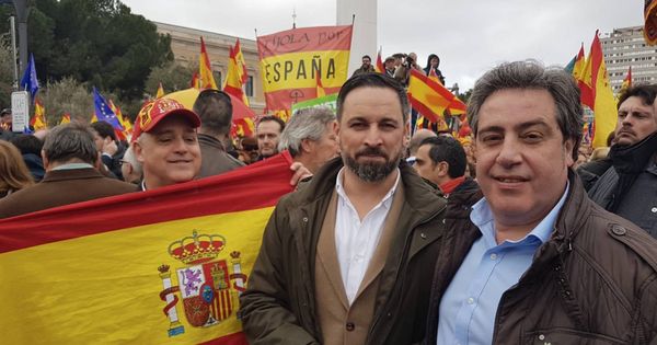 Foto: José María Llanos, com Santiago Abascal, en la manifestación de la plaza de Colón de Madrid en febrero. (Vox)