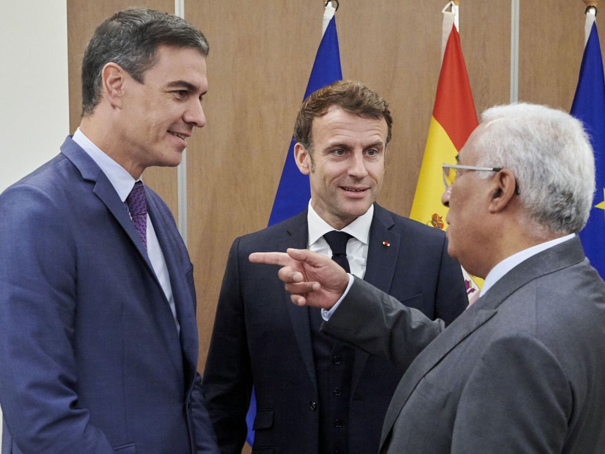 Foto: Pedro Sánchez (i) y el primer ministro portugués, António Costa (d), conversan con el presidente galo, Emmanuel Macron (c). (EFE/Horst Wagner)