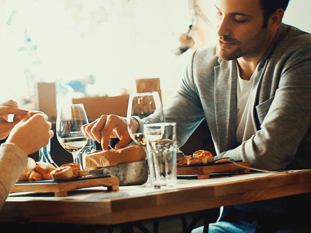 Foto: Una pareja comiendo en un restaurante. (iStock)