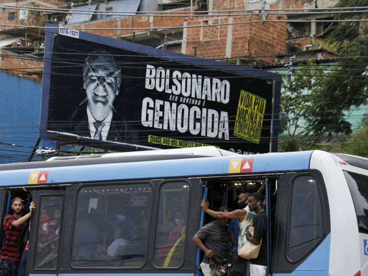 Foto: Cartel contra la gestión de la pandemia del presidente brasileño, Jair Bolsonaro. (Reuters)