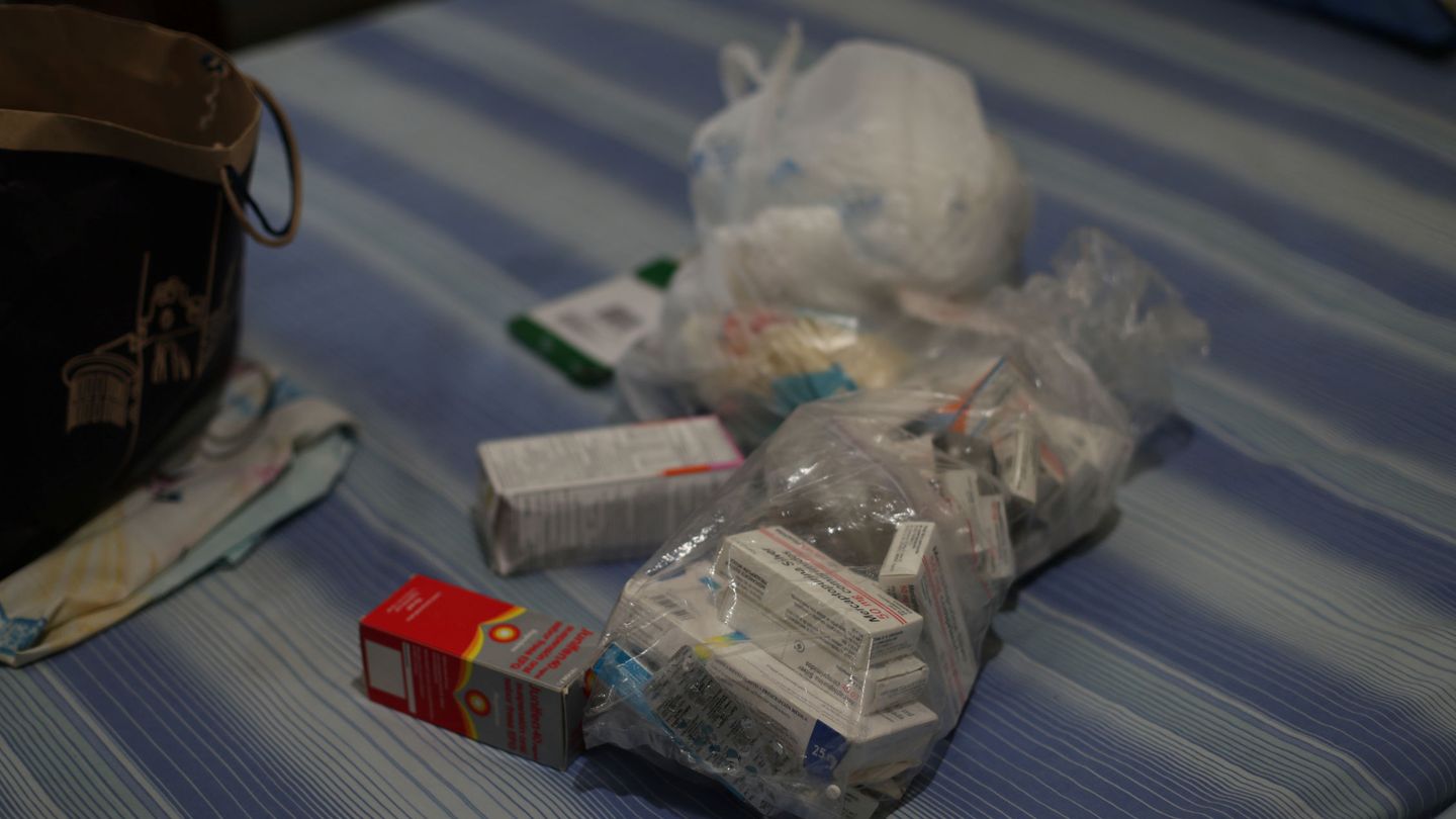 Bolsa con la ingente cantidad de medicinas que se toma Mariana Navas, una niña de 6 años que está en tratamiento por sufrir leucemia. (Reuters)