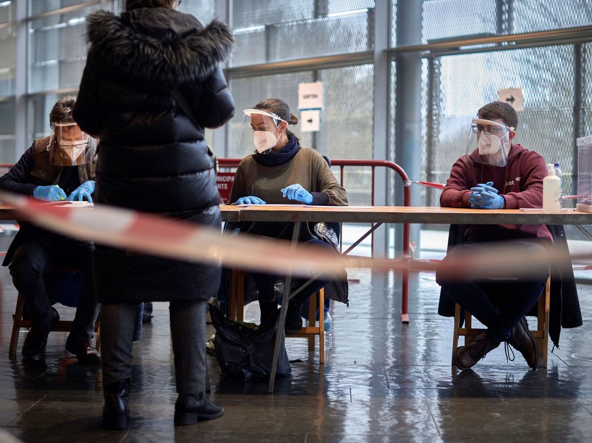 Foto: Una mesa electoral el pasado 14-F, el día de las elecciones catalanas (EFE)