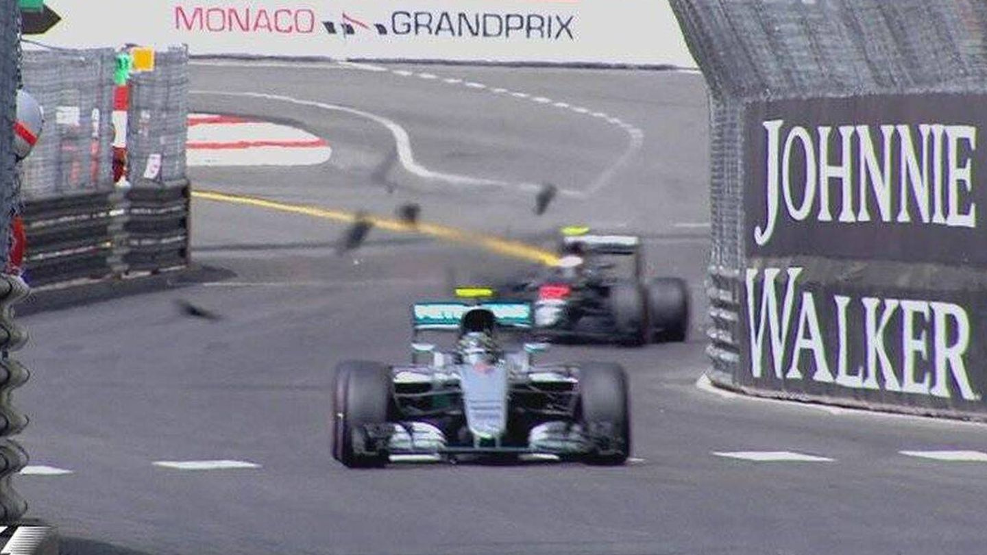 Jenson Button impacta con una alcantarilla en Mónaco 2016. (F1)