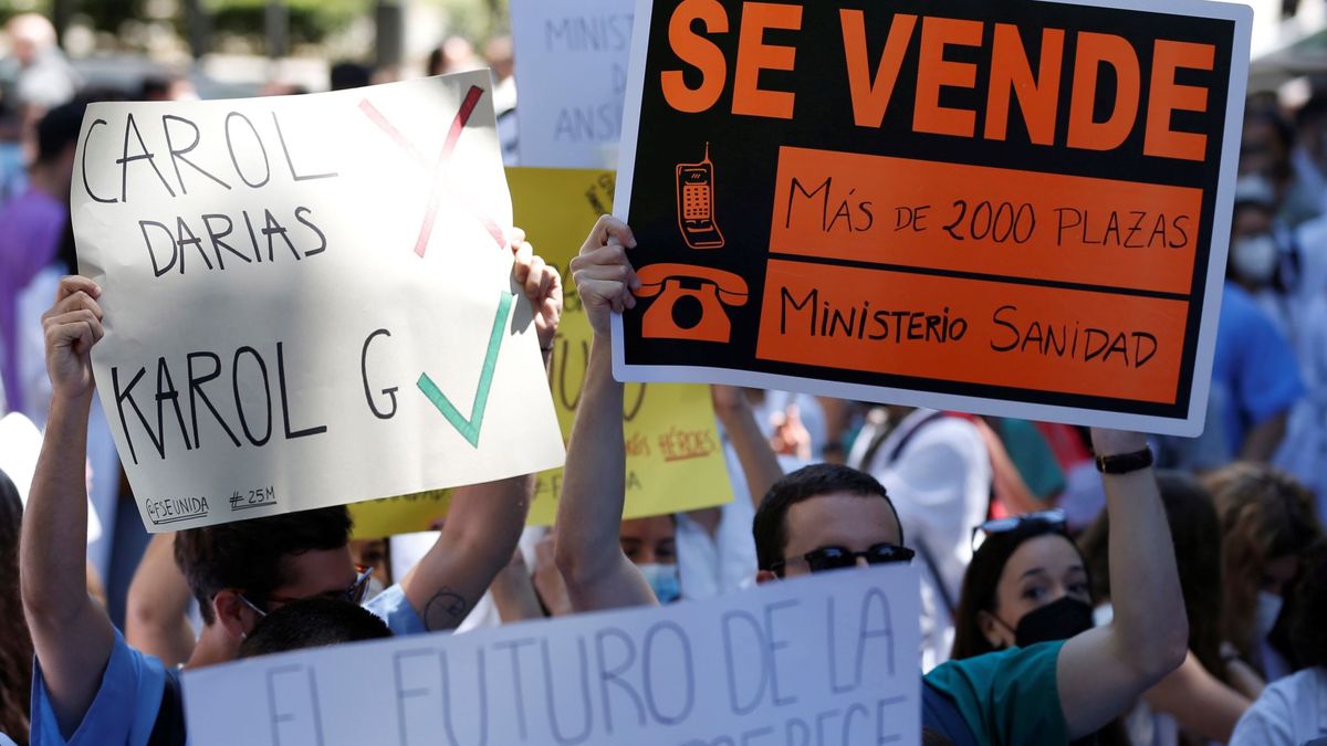 Protesta de los MIR ante Sanidad por la adjudicación telemática de las plazas