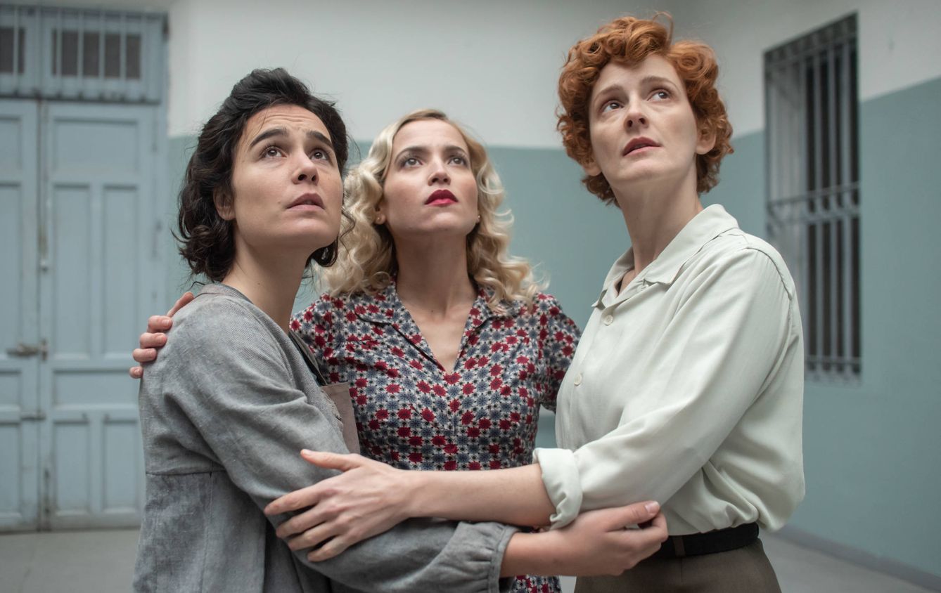 Nadia de Santiago, Ana Fernández y Ana Polvorosa en una imagen promocional de 'Las chicas del cable'. (Netflix)