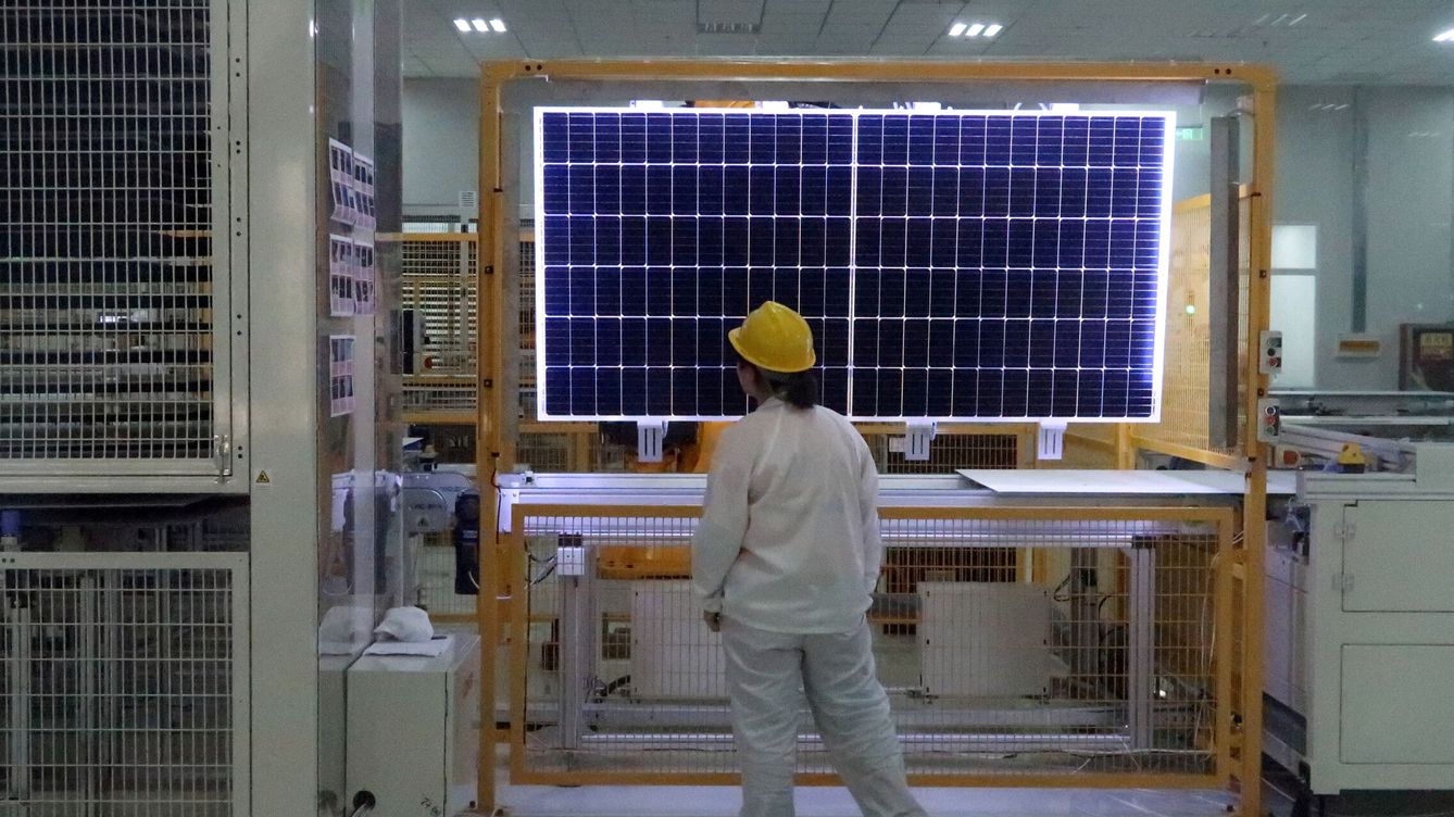 Foto: Un trabajador chino inspecciona un panel fotovoltaico en una fábrica en Xian, en la provincia de Shaanxi. (Reuters/Muyu Xu)