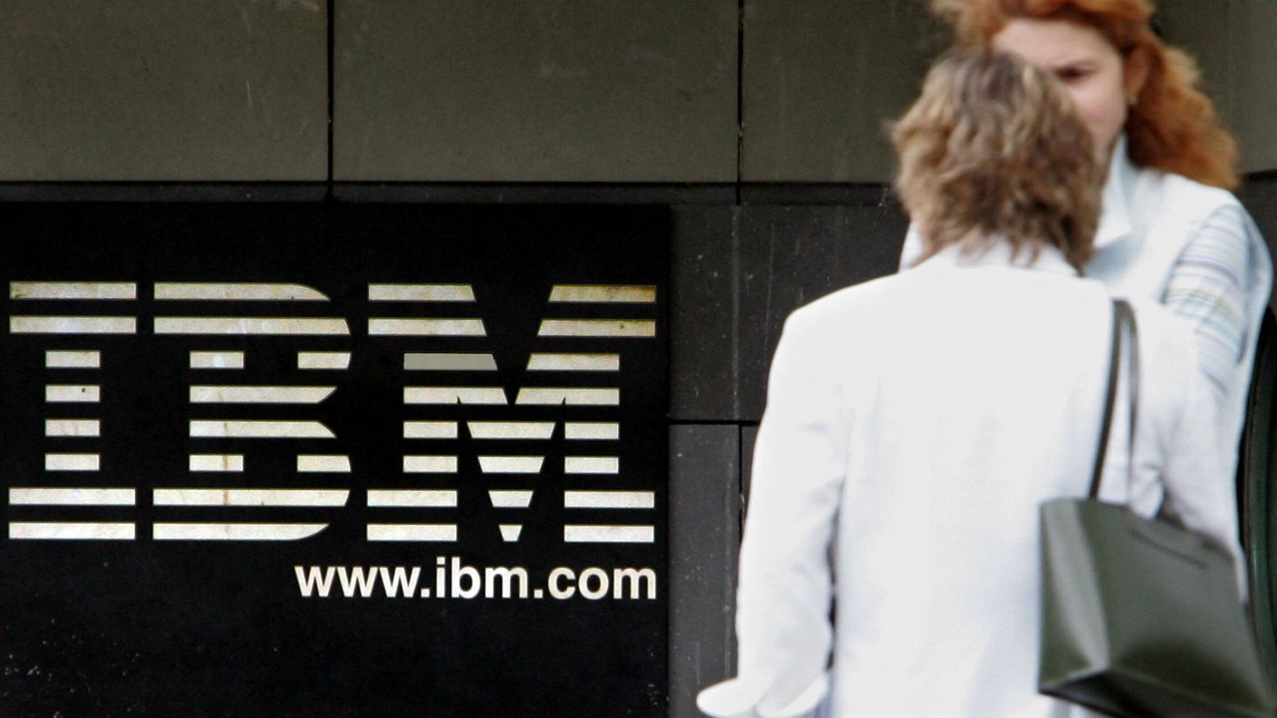 Dos personas frente a IBM. (Reuters)