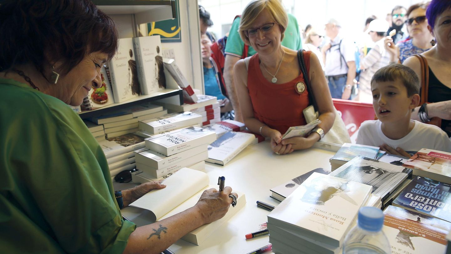 Rosa Montero firma ejemplares en la Feria del Libro de Madrid 2015 | EFE