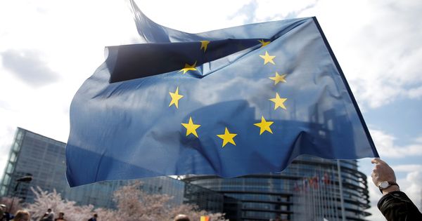 Foto: Un manifestante sujeta una bandera europea ante la sede de la Eurocámara en Estrasburgo. (Reuters)
