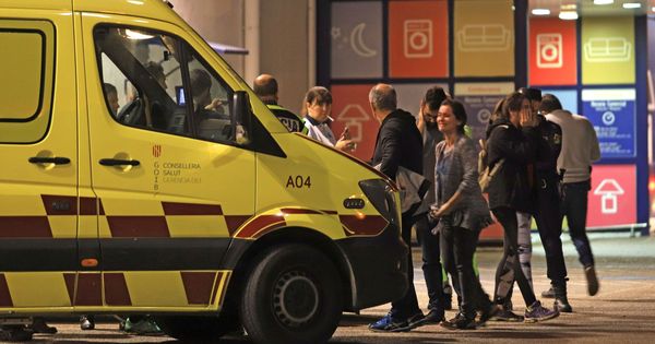 Foto: Una ambulancia atiende a una mujer que fue apuñalada en Palma de Mallorca (EFE)