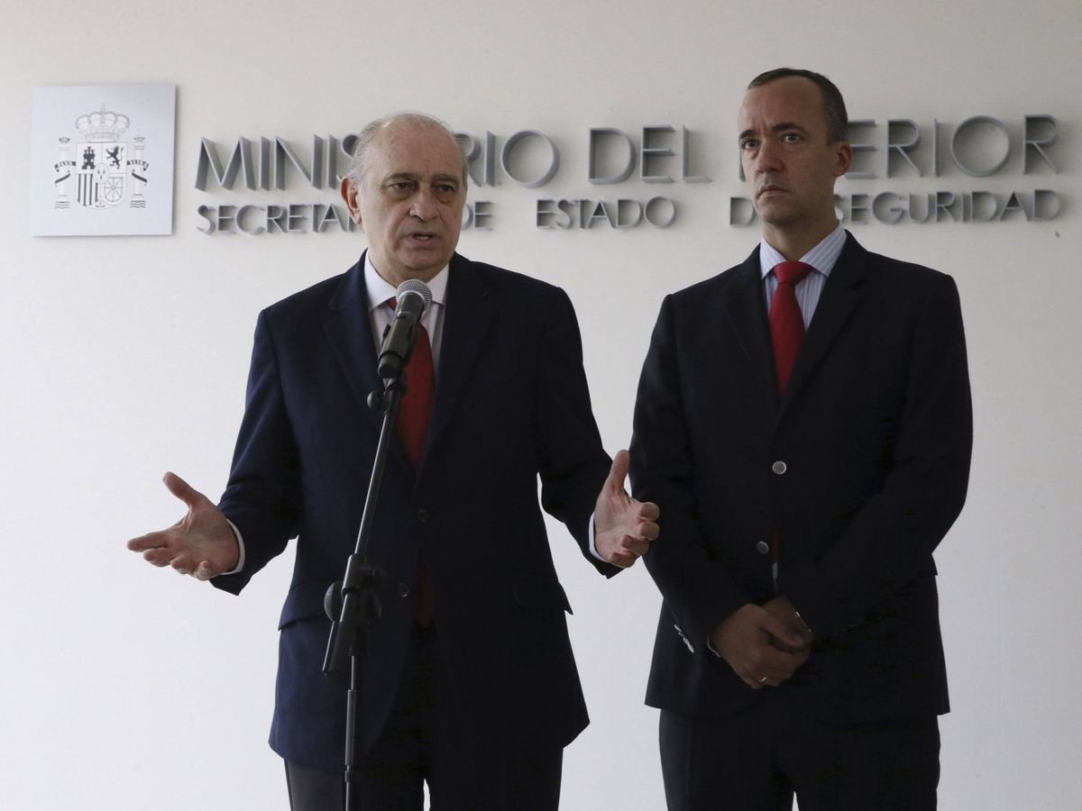 Foto: El exministro del Interior Jorge Fernández Díaz (i) y el exsecretario de Estado de Seguridad Francisco Martínez. (EFE/Fernando Alvarado)