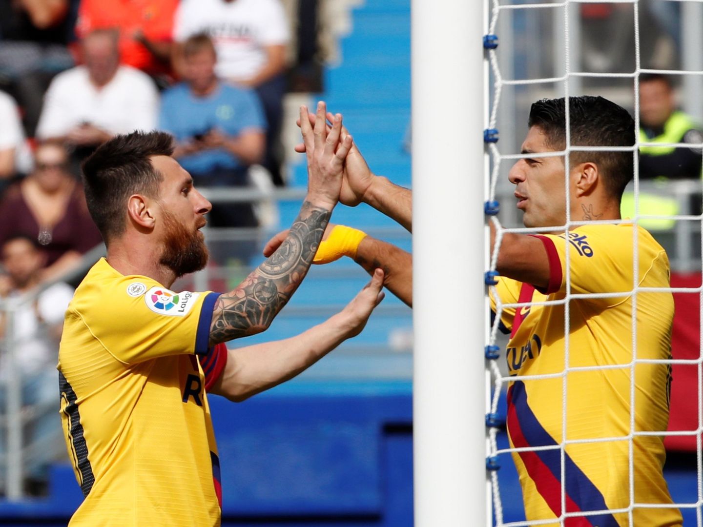 Luis Suárez celebra su gol con Leo Messi. (EFE)