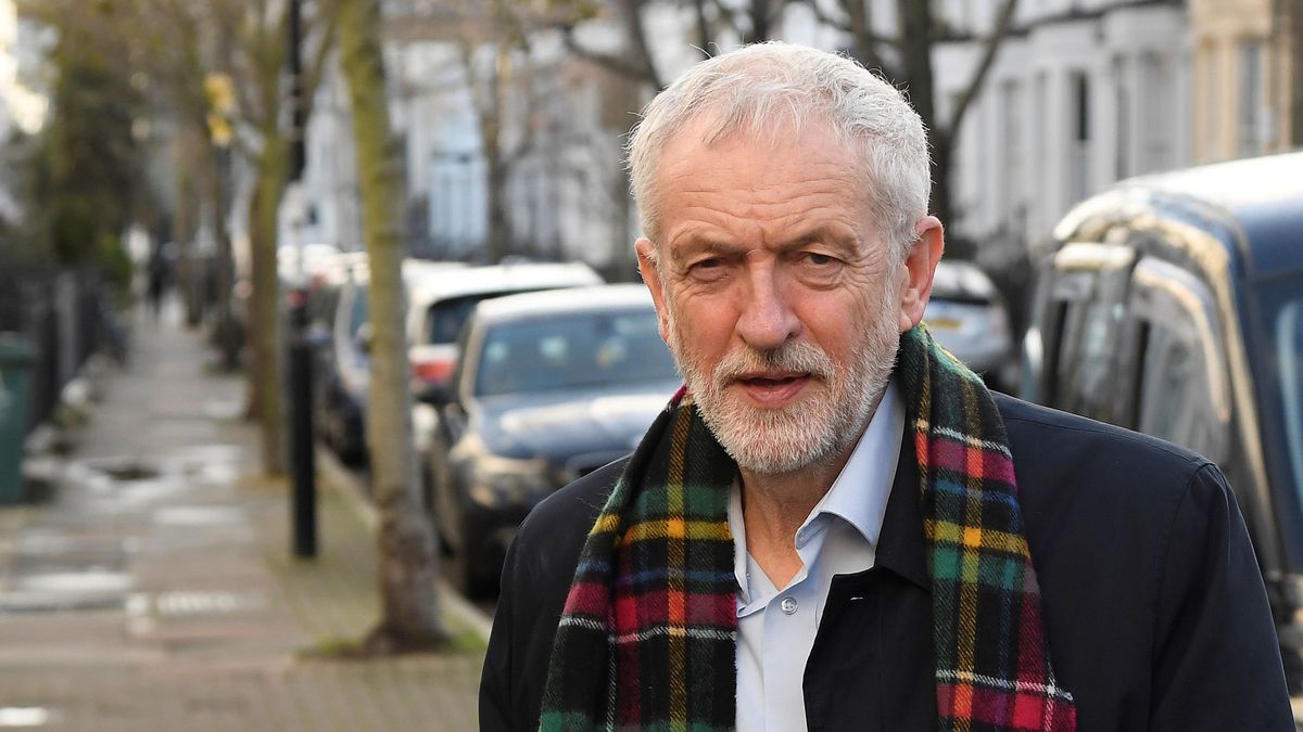 Corbyn se disculpa, sin dimitir, y pide escuchar "a los laboristas de toda la vida"