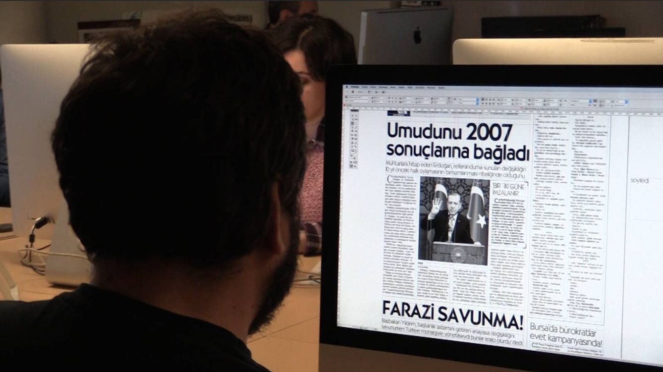 Un periodista del diario Cumhuriyet trabaja en la redacción del diario (Foto: P. Cebrián).