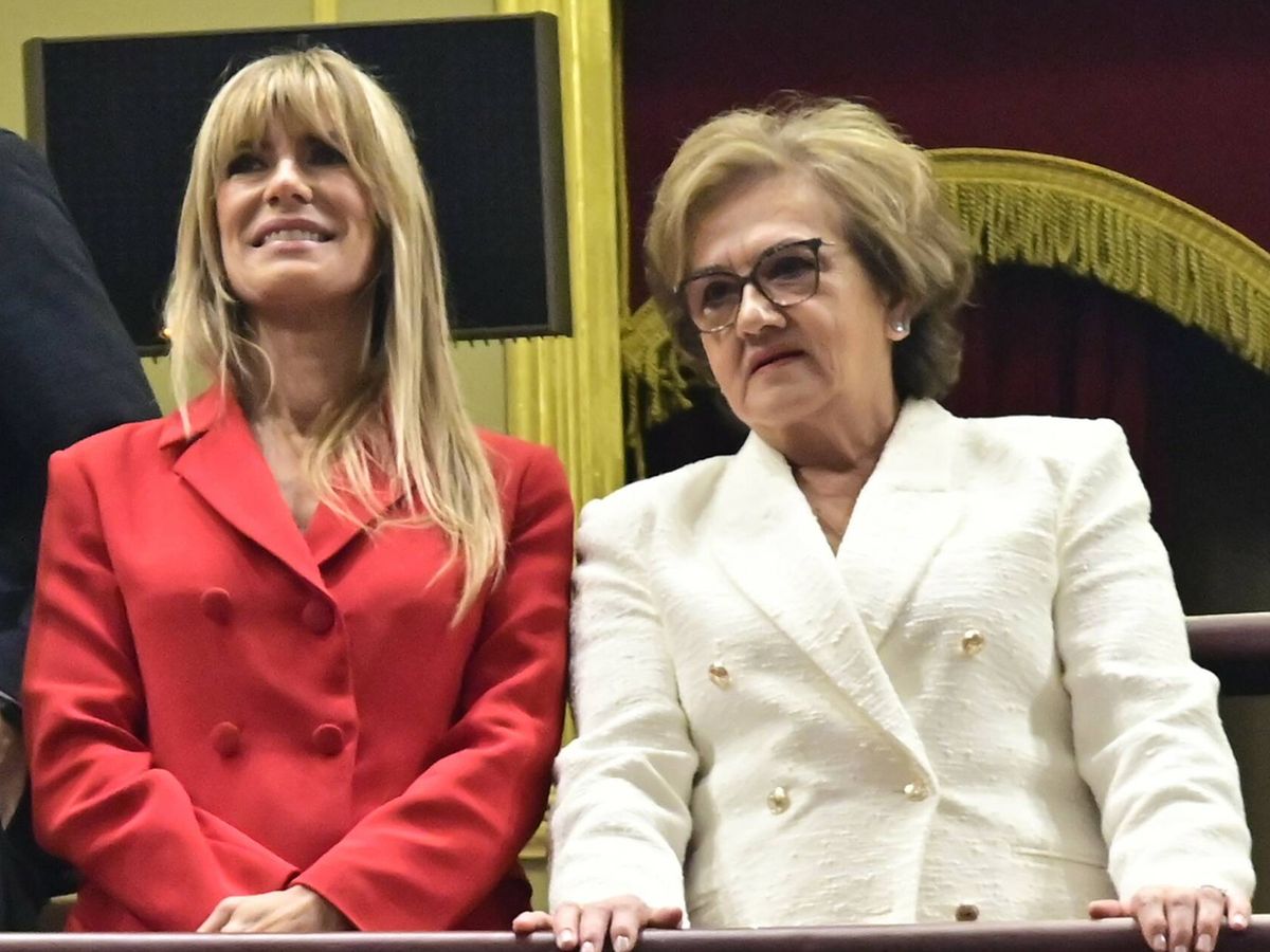 Foto: Begoña Gómez y Magdalena Pérez-Castejón, durante el debate de investidura. (Gtres/J. I. Viseras)