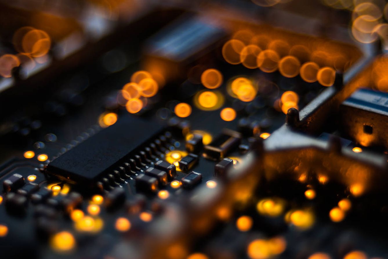 La máquina puede obtener polímeros, metales y óxidos de placas de circuitos. (Imagen: Dieter R | Flickr)