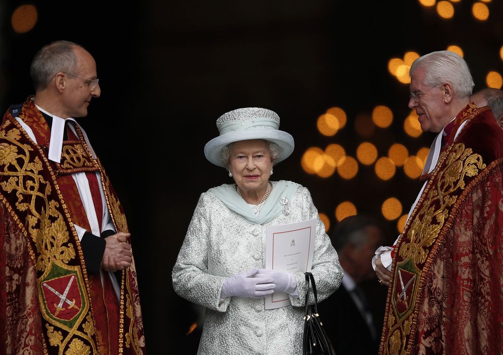 Foto: La reina Isabel II sale de la catedral de San Pablo, en la capital británica. (Reuters)  