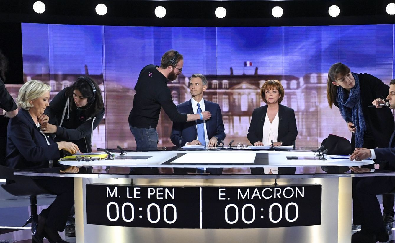 La candidata ultraderechista a la presidencia de Francia por el Frente Nacional, Marine Le Pen (i), y su rival, el socioliberal del movimiento En Marche !, Emmanuel Macron (d). (EFE)