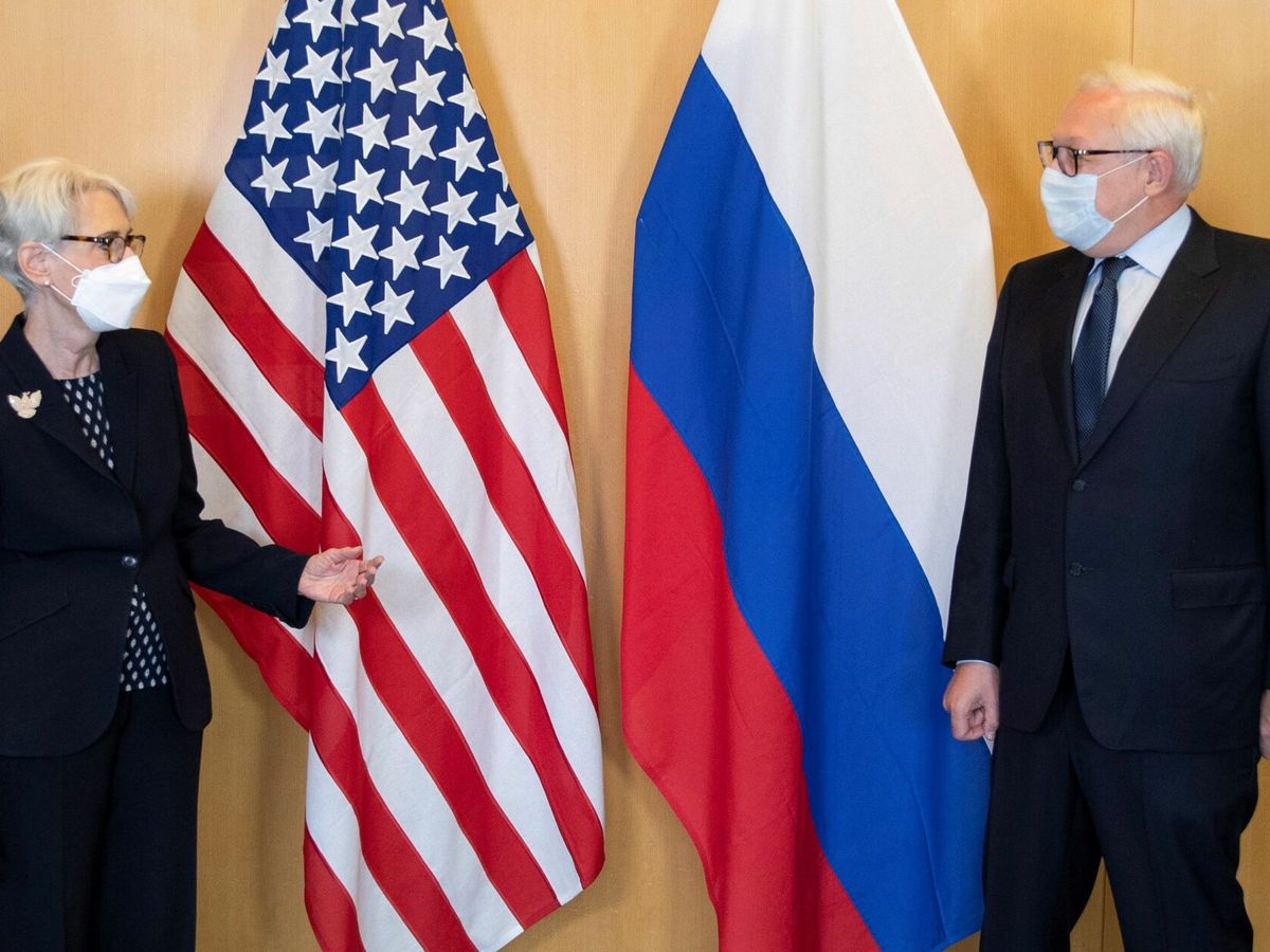 Foto: La secretaria de Estado adjunta de Estados Unidos, Wendy Sherman, y el viceministro de Asuntos Exteriores de Rusia, Serguéi Riabkov. (EFE)
