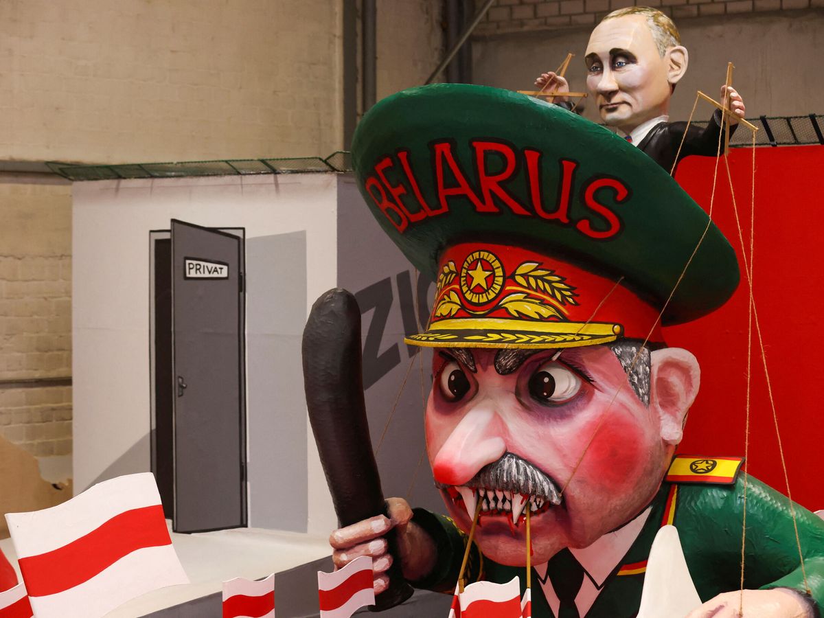Foto: Estatua de carnaval en Colonia, Alemania, que representa al presidente bielorruso, Alexander Lukashenko, controlado por Vladímir Putin. (Reuters/Thilo Schmuelgen)