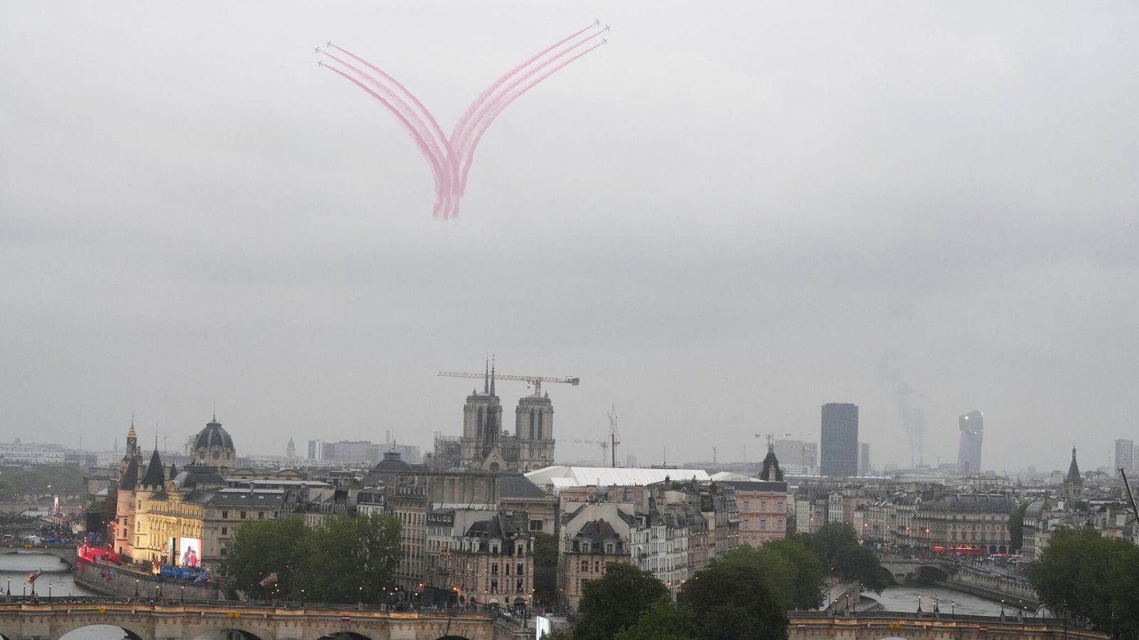 Jets militares dibujaron un corazón rosa en el cielo de París durante la ceremonia de inauguración de los Juegos Olímpicos de París. (Reuters/ Ricardo Mazalan)