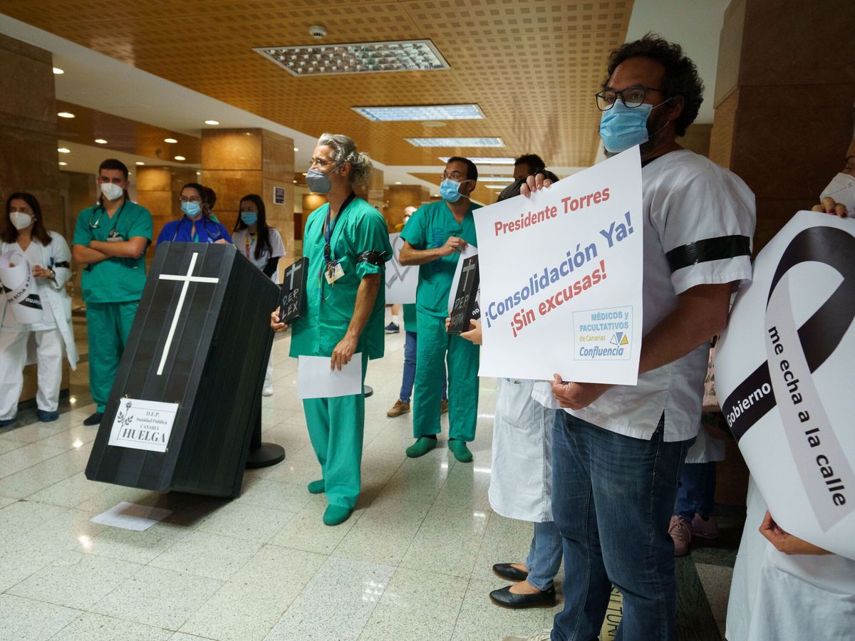 Foto: Una protesta de médicos en el hospital Nuestra Señora de La Candelaria de Tenerife. (EFE/Ramón de la Rocha)