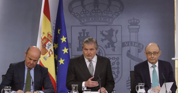 Foto: El ministro de Educación, Íñigo Méndez de Vigo y los titulares de Economía, Luis de Guindos y Hacienda, Cristóbal Montoro. (EFE)