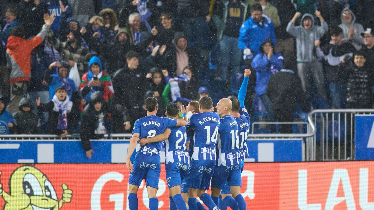 Mendizorroza celebra bajo la lluvia un gol del Deportivo Alavés. (Europa Press)