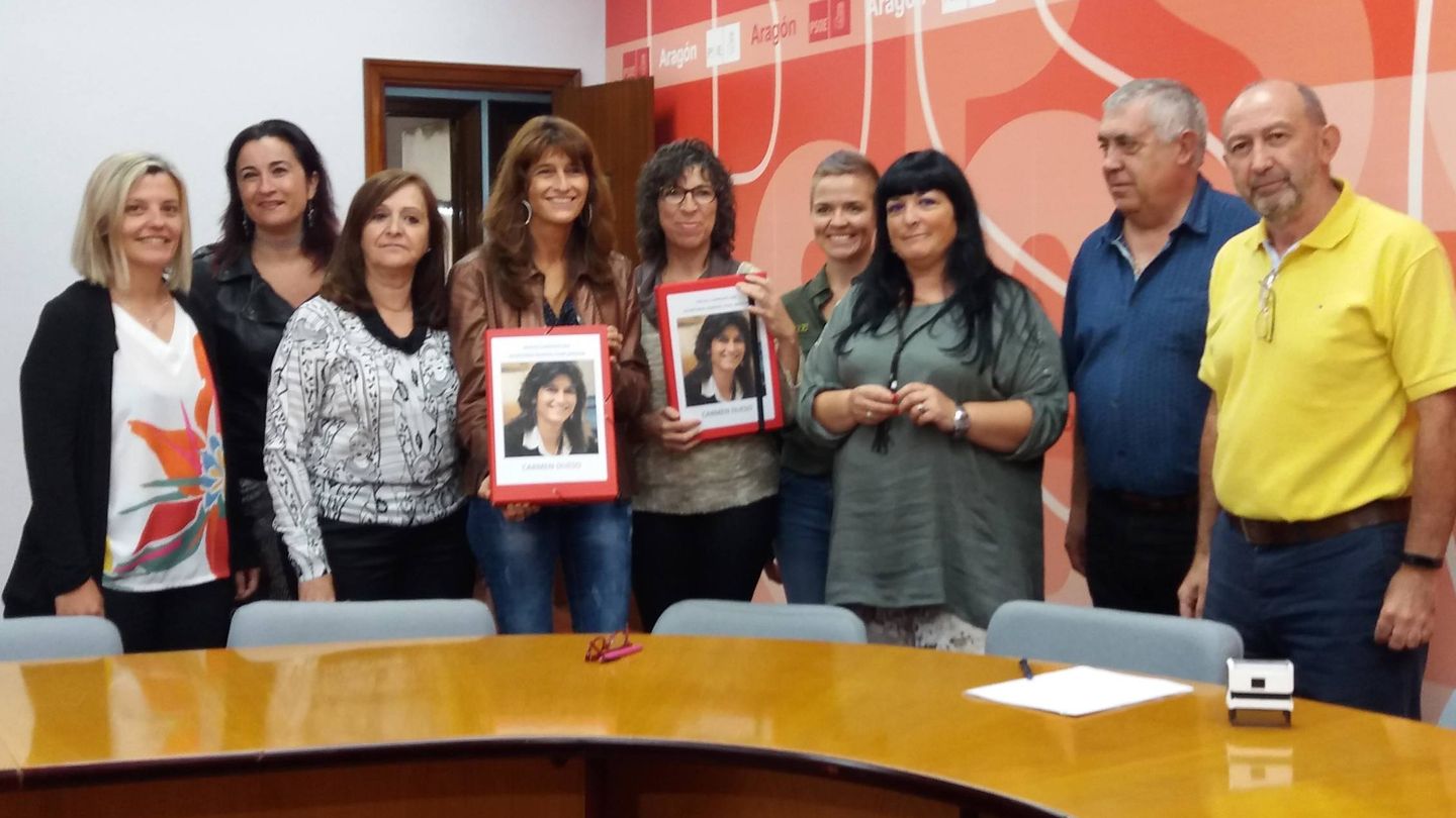 La exconcejala de Zaragoza Carmen Dueso (c) y su equipo entregan los avales en la sede regional del PSOE de Aragón, este 22 de septiembre de 2017. (Candidatura)