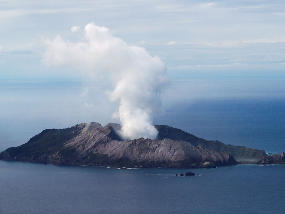 Foto: Volcán Whakaari en el momento de la erupción. (Reuters/Jorge Silva)