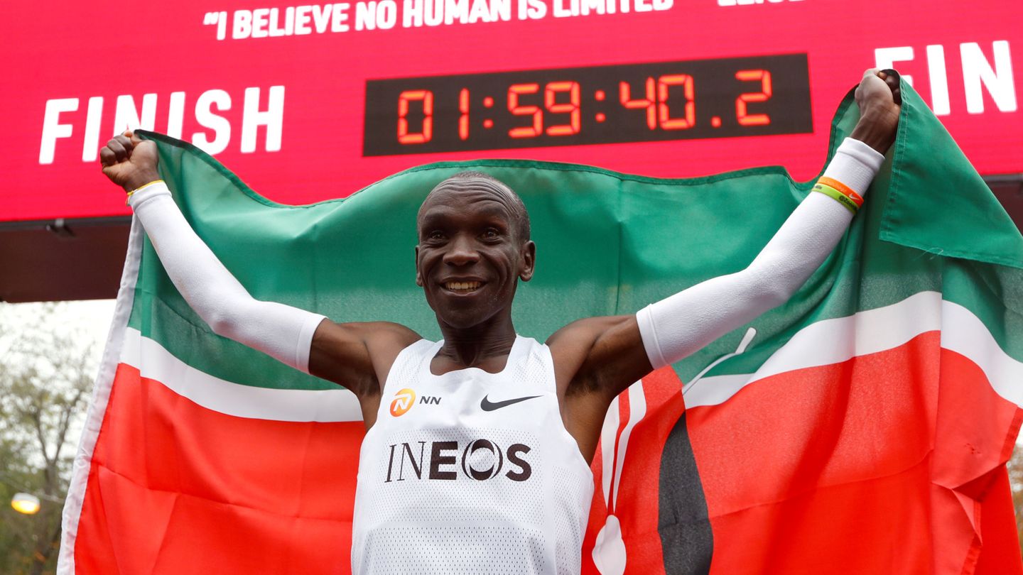 Kipchoge, primer atleta en bajar de las dos horas en maratón, corrió con las Nike Alphafly. (EFE)