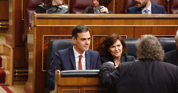 Foto: Pedro Sánchez y la vicepresidenta, Carmen Calvo, el pasado 31 de octubre durante la sesión de control en el Congreso. (Inma Mesa | PSOE)