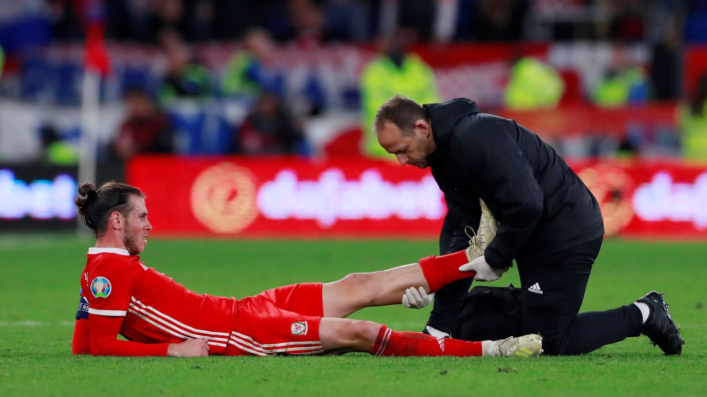Bale es atendido por el médico de la Selección de Gales. (Efe)