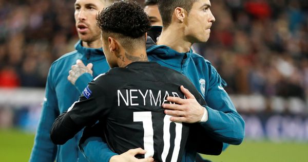 Foto: Neymar y Cristiano Ronaldo se abrazan en el partido de Champions que disputaron en el Bernabéu. (EFE)