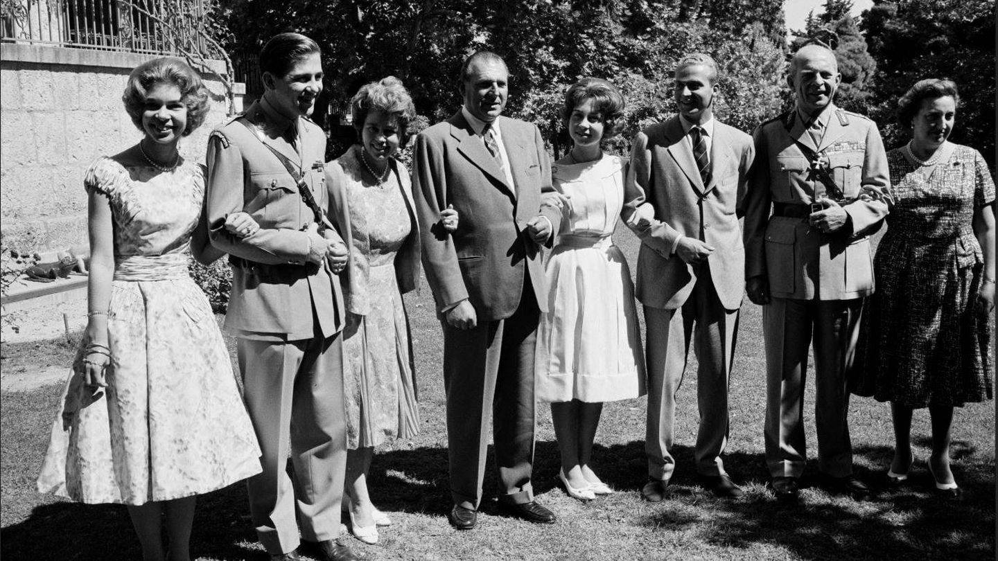 La familia real española y la griega, en 1961, cuando se anunció el compromiso de Juan Carlos con Sofía. (Getty)