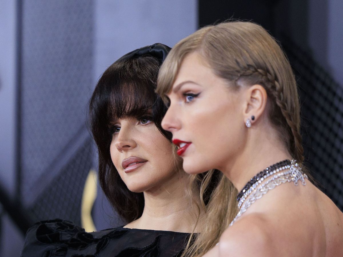 Foto: Lana del Rey y Taylor Swift, a su llegada a la alfombra roja de los Grammys. (Javier Rojas/Europa Press)