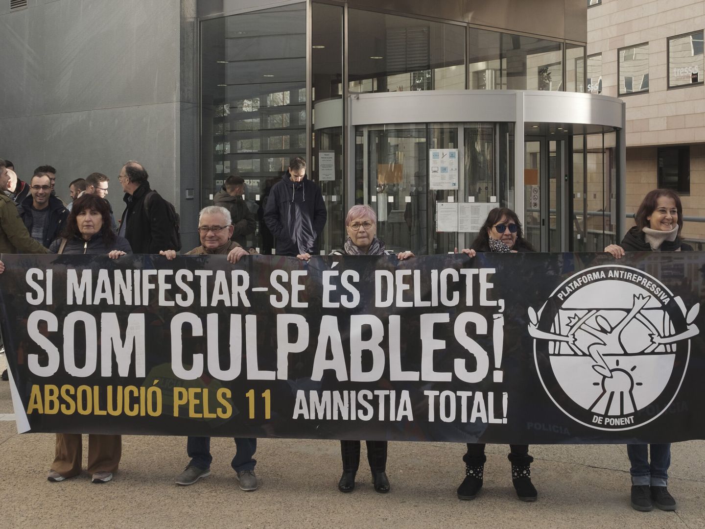 Un grupo de manifestantes apoya a Pablo Hasel y a los otros 10 encausados. (EFE/Ramón Gabriel)