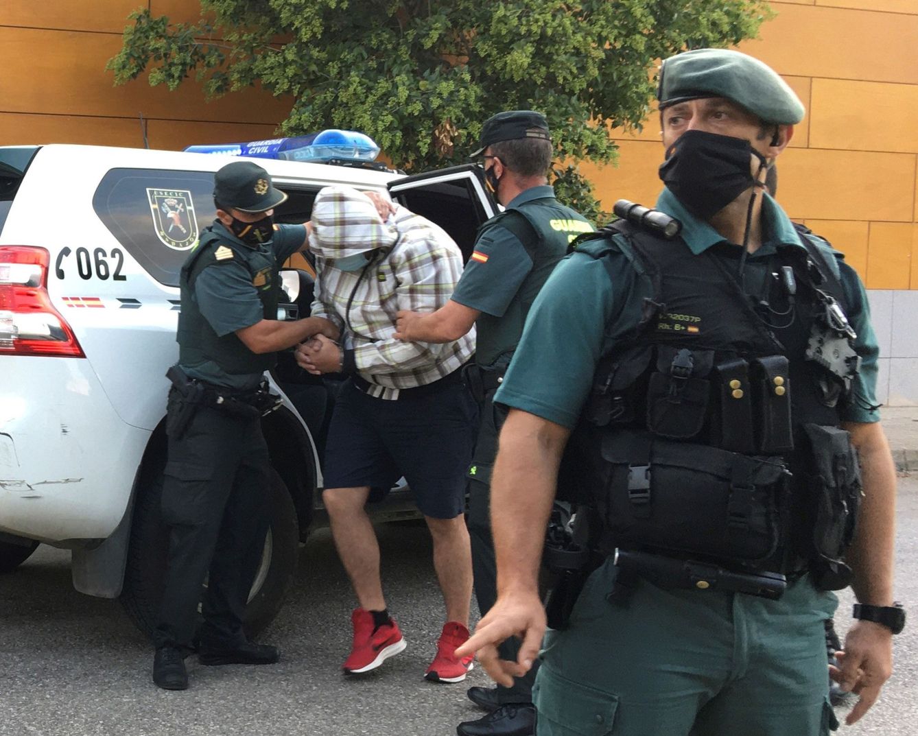 Agentes de la Guardia Civil de Zafra (Badajoz) escoltan al autor confeso de la muerte de Manuela Chavero. (EFE)