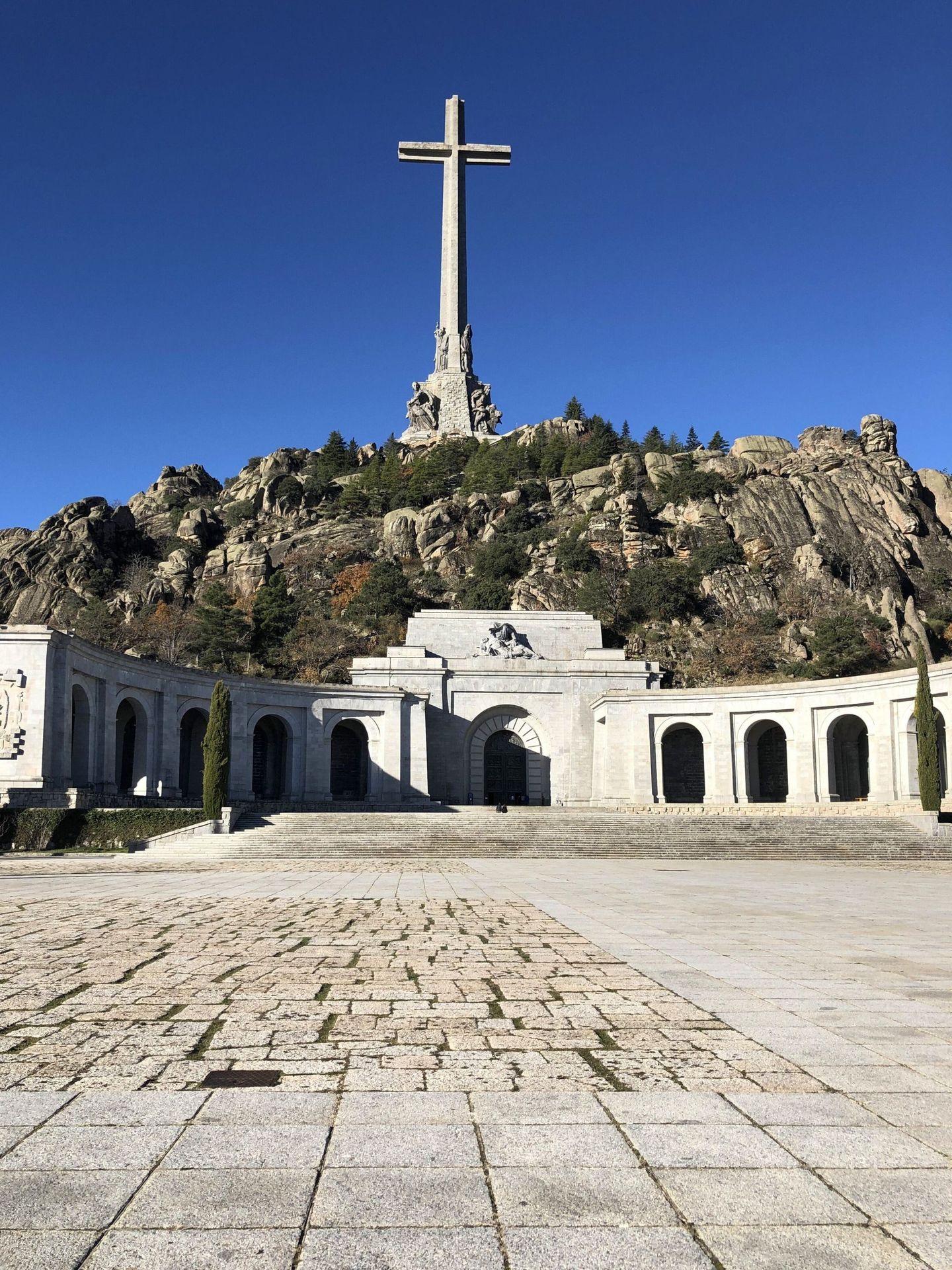 Vista del exterior de la basílica del Valle de los Caídos. (EFE)