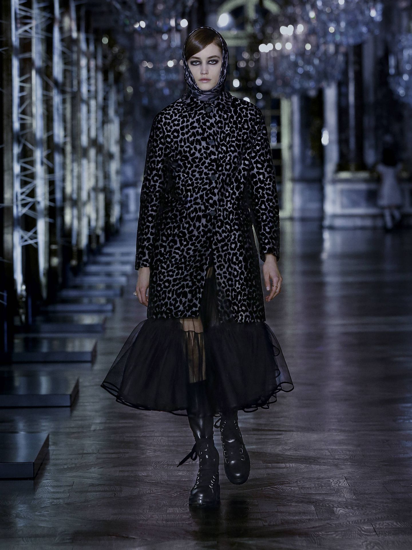 Dior combina así botas altas y vestido en la Semana de la Moda de París. (Imaxtree)