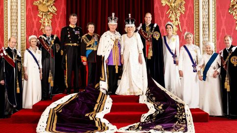 El primer problema de Carlos III como rey que se refleja en las fotos oficiales de la coronación