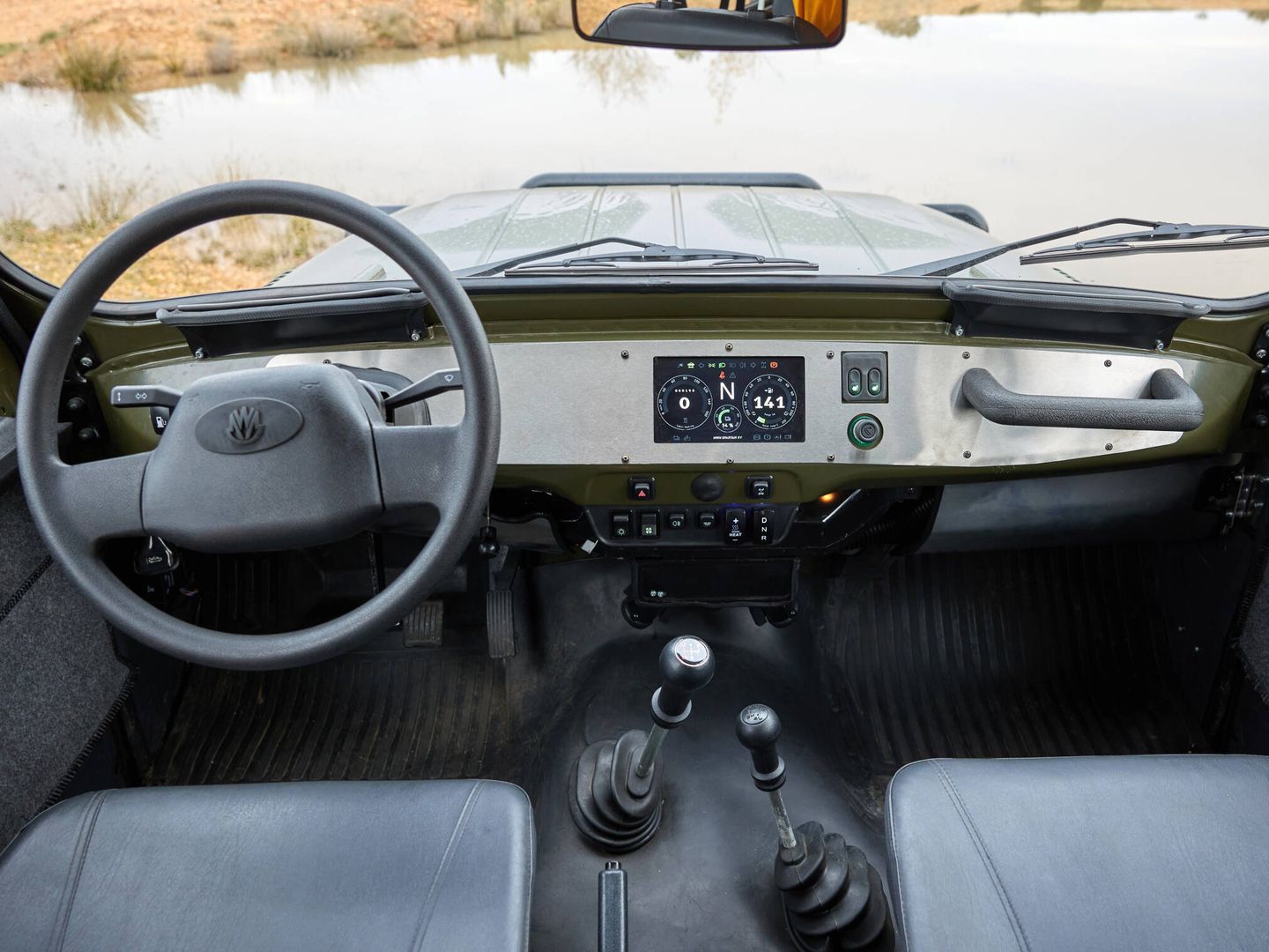 El interior es idéntico al del UAZ Hunter, pero se ha integrado una pantalla digital central.