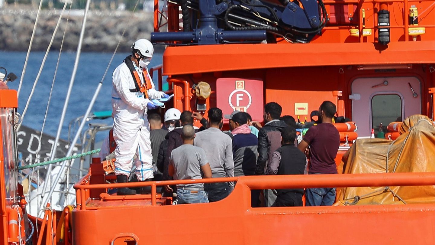 Cruz Roja Española va a movilizar voluntarios de otros lugares para reforzar a los equipos que trabajan en el puerto de Arguineguín (Gran Canaria). (EFE)