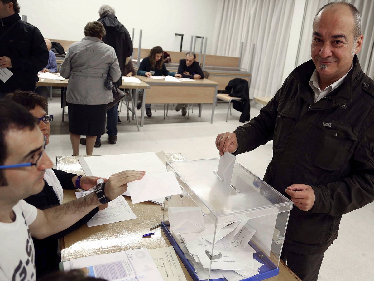 Foto: El diputado Martín Garitano en una imagen de archivo, votando en Guipúzcoa. (EFE/Javier Etxezarreta)