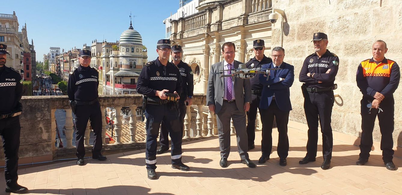 Un agente de la policía local de Sevilla prueba uno de los drones que se utilizarán esta Semana Santa. (Cedida)