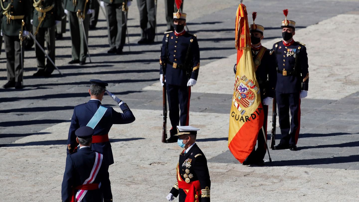 El rey Felipe saluda a las tropas a su llegada al acto. (EFE)