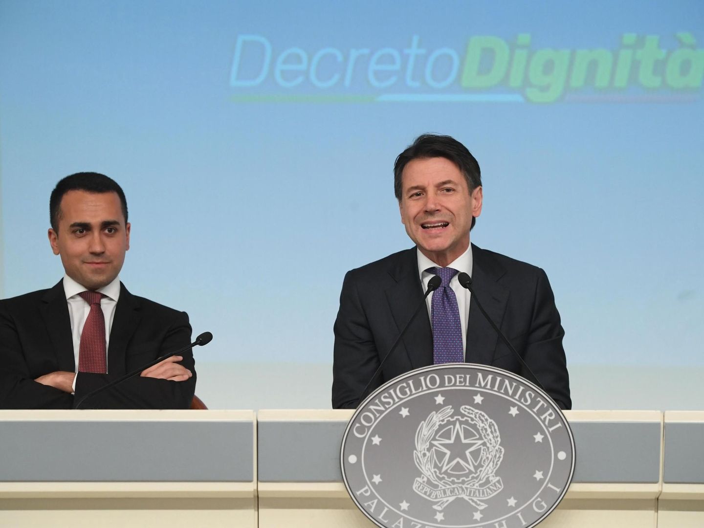 El primer ministro italiano, Giuseppe Conte, y el ministro de Trabajo y líder del M5S Luigi Di Maio ofrecen una rueda de prensa en el Palacio Chigi de Roma, el 3 de julio de 2018. (EFE)