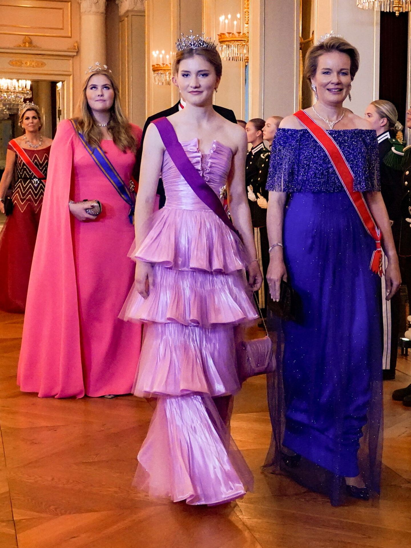 Elisabeth y Amalia, junto a Matilde de Bélgica, en el Palacio Real. (Reuters/Casa Real/Lise Aserud)