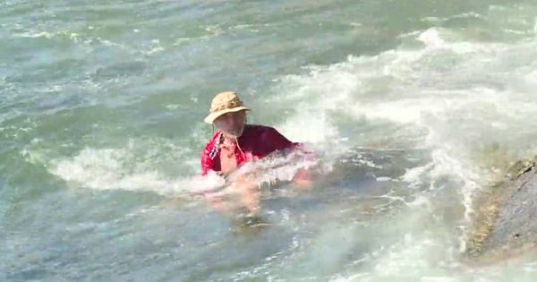 Foto: Rafael a punto de ser arrastrado por el mar. (Atresmedia Televisión)