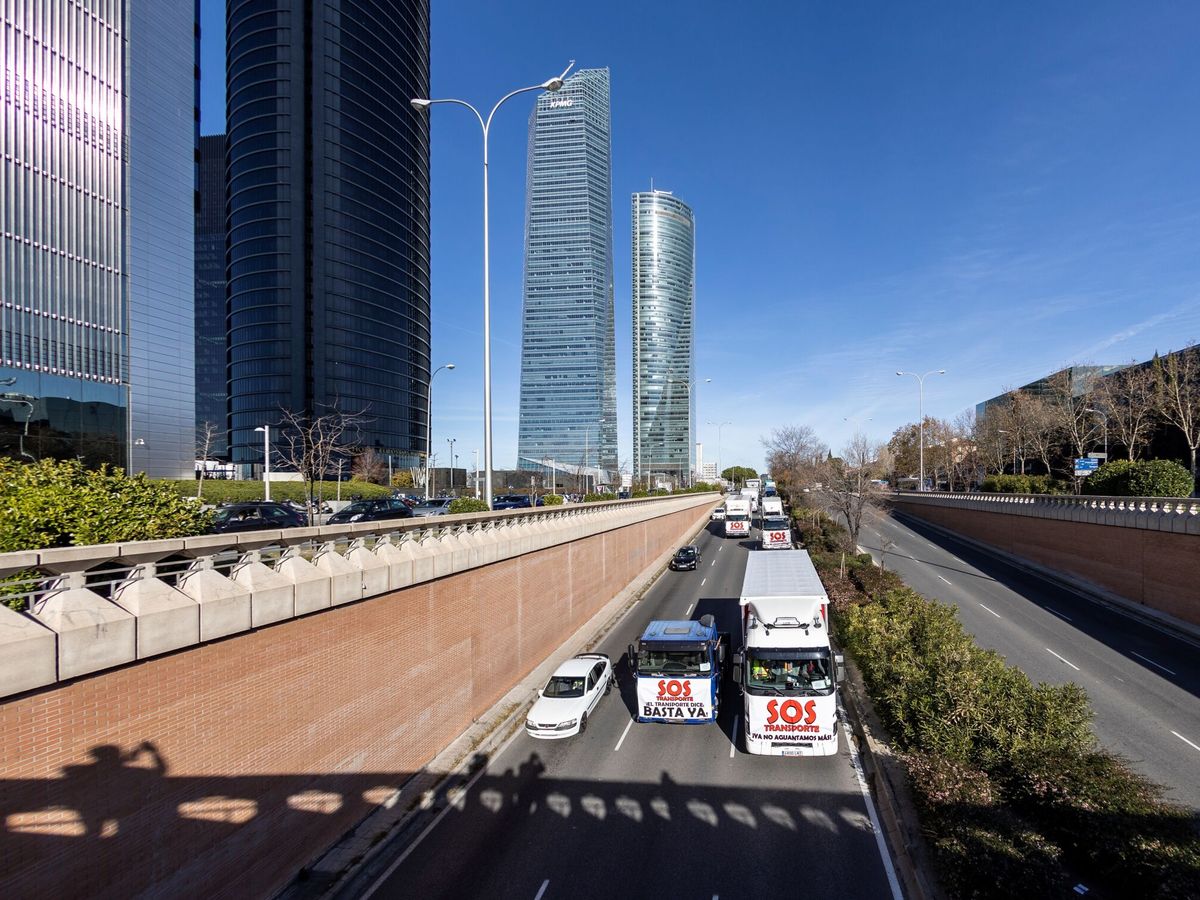 Foto: Concentración de transportistas en Madrid. (EFE/ Rodrigo Jiménez)